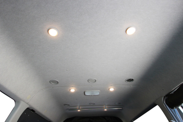 車中泊の際に役立つ分割の調光機能付きダウンライト