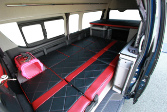 200系ハイエースグランドキャビンの車内に全面ベッドを完備！