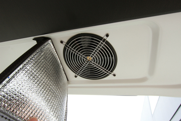 ハイエースのバックドアに換気装置を取り付けて快適な車内空間！
