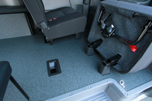 NV350キャラバンフロアの床貼りでメンテナンスが簡単に！