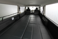 車内全面が車中泊の場所としても使用できるハイエース用ベッド