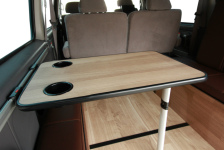 E25キャラバンの車内に脱着できるテーブルをフルオーダー製作！