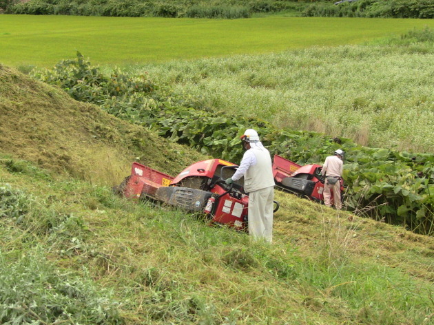 河川堤防やスキー場除草！中古搭乗式草刈ハンマーナイフモア多数在庫有り｜建設機械用アタッチメント開発/設計/製造/販売  アースマシン(株)｜do-blog（ドゥブログ）