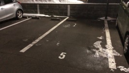 スキッドステアローダーで駐車場を除雪するための取付エッジ選定