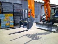 作業効率向上図る油圧ショベル用可動式フォークリフトを特注製作
