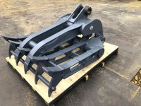 木片や残材の片付けでも集めてそのまま積み込むレーキ兼用フォーク