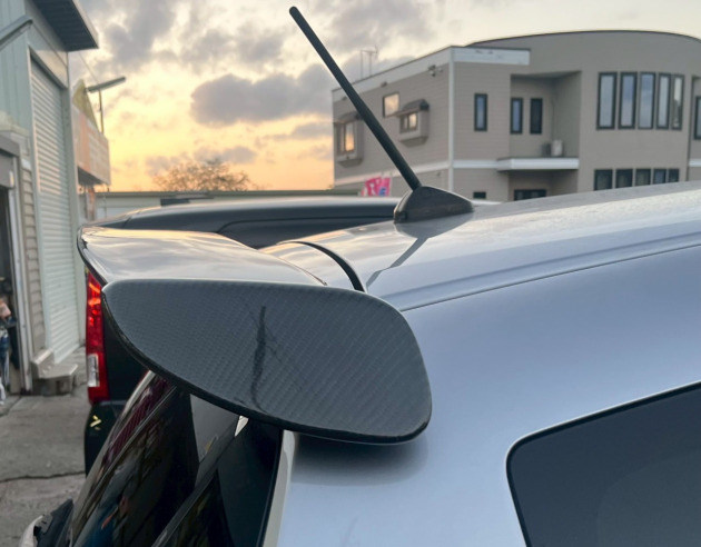 持ち込みリアウイングをフィットのリアゲートに穴あけ加工して取り付け