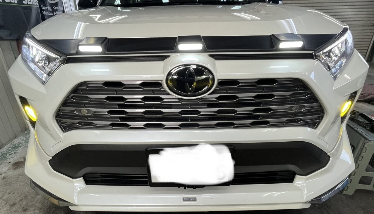 トヨタRAV4に持ち込みパーツ/社外品グリルLEDマーカー取り付け！｜交通 