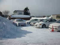 展示車を移動して雪捨場確保に一苦労。