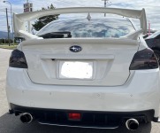 WRXに持ち込みの大型リアウイングやHKSマフラーを取り付け