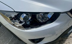 CX-5の鹿と衝突して割れたヘッドライトをリサイクル品に交換修理