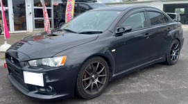 ランエボXのリアフェンダー爪折りとオイルクーラー(オイル漏れ)修理