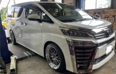 30ヴェルファイア後期に持ち込み中古車高調を取付けて4輪アライメント調整