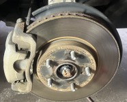 210系クラウンのブレーキから何か擦れる様な異音がする！キャリパースライドピンを新品に交換修理！