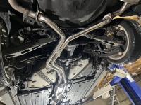 レガシィワゴンに持ち込み中古品のSTiフレキシブルアーム＆柿本中間マフラーを取り付け