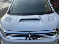 持ち込み社外FRPボンネットを塗装して三菱デリカD5に取り付け完了！