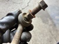 デリカD5のタイヤ交換時に劣化発覚したリアスタビリンクを新品交換整備