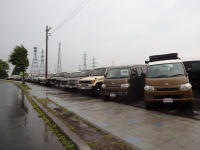 展示車両並び替え日に雨、、、