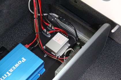 4型ハイエース サブバッテリー 走行充電システム｜NEEDSBOX トランス