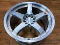 新品のニスモLMGT4をブラッシュド+キャンディーチタンブルー塗装