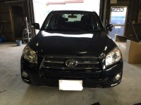 トヨタRAV4 フロントバンパーが割れて裂けているため取り替えで入庫！