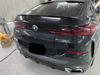 BMW X6 追突されて凹んだリアゲートの板金修理依頼