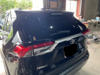 トヨタRAV4 車庫のシャッターが降りてきてゲートスポイラーが破損修理依頼