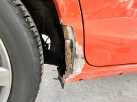 Oさまのホンダ フィットハイブリッド リアフェンダーのサビ再発で修理ついでにサイドステップも交換のご依頼です♪