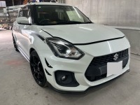Iさまのスズキスイフトスポーツ  白く劣化し始めた純正エアロ的カーボン風素地パーツを艶々ブラックにペイントのご依頼です♪