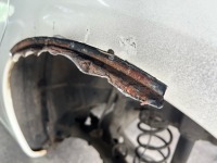 Tさまのホンダフィットハイブリッド  リアフェンダーのサビ修理でご入庫です♪