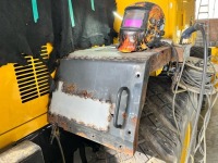 冬の救世主除雪車のコマツホイールローダーのリアフェンダー 修理のご依頼です♪