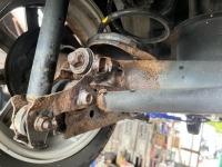 Tさまのダイハツウェイク  リアの足回りのサビ修理でご入庫です♪