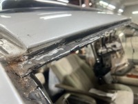 Tさまのトヨタランクル100  フロントガラスの下には大量のサビ！除去してガラス取付♪