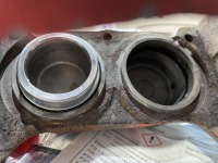 インプレッサのフロントブレーキキャリパーOHです。