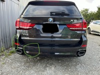 車庫に擦って傷ついたBMW X5のリアバンパー左側2箇所を板金塗装