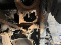 95プラドのタイヤハウス錆穴とリアショック取付部崩壊箇所を修理