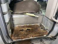腐食で陥没寸前のマイクロバス乗降口ステップを張り替え再生修理