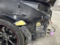 車庫に擦ってZ33フェアレディZの左リア周りについた傷を板金塗装