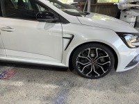 ルノーメガーヌR.S.のドアパンチ被害によるヘコミを板金塗装修理