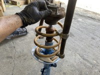 段差を越えたりするとコトコト音がする!エスティマの足回り修理