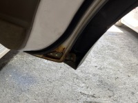 80系ランドクルーザーのリアドア内側に空いた錆穴を鉄板溶接修理