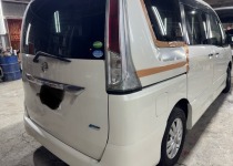 納車前洗車で塗装が剥がれた！中古車業車さんからセレナのお急ぎ塗装修理ご依頼！