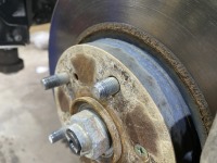 ステップワゴンの冬タイヤ交換中に破損したハブボルトを打ち替え修理