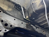 緊急ご来店ランドクルーザープラドの燃料漏れ箇所を応急処置対応