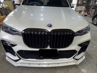 BMW X7に持ち込み50周年記念エンブレム＆キドニーグリル取り付け