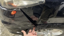 エスティマの引っ掛けてめくれたフロントバンパー左側を簡易留め修理