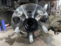 プリウスのリアからゴロゴロ異音が聞こえる！左ハブハブベアリング不良で新品に交換修理！