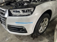 アウディQ5フロントバンパー左右の傷をバンパー脱着して板金塗装