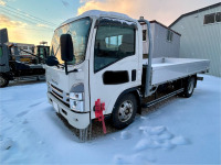 遠方よりエルフの大きく凹んだ左ドアをお急ぎ修理ご依頼！新品ドアを塗装して取り付け！