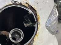 フィットのサビにより土台が崩れて奥に落ちた給油口を応急的修理対応